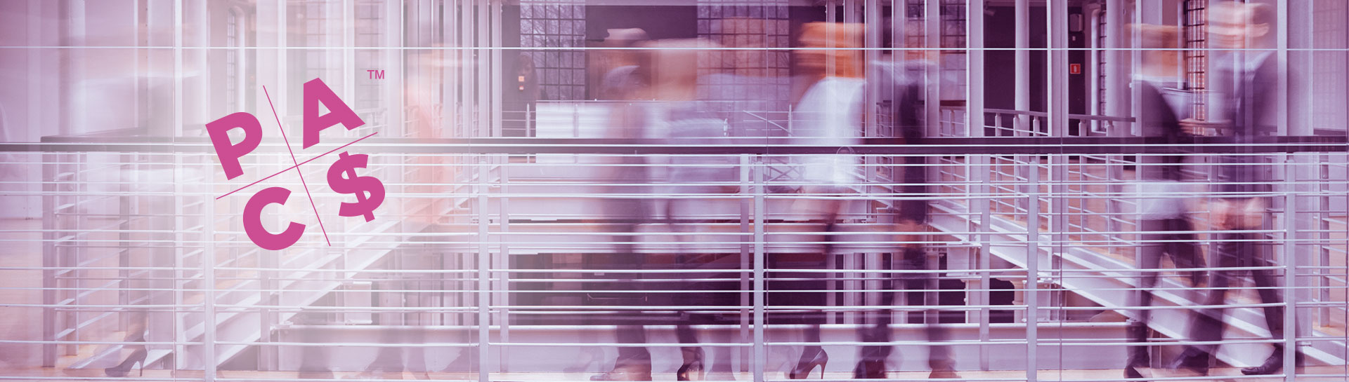 Photo de personnes marchant sur une passerelle dans une entreprise après une formation gestion grands comptes avec Halifax Consulting