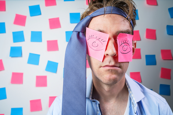Homme avec des post-its sur les yeux